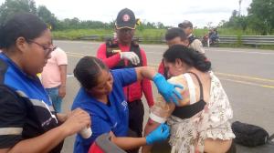 Las unidades de socorro ayudaron a los visitantes colombianos luego del accidente.