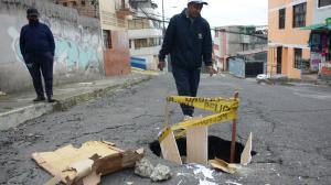 Los vecinos de estas calles del sector San Juan se han unido para reportar la emergencia.