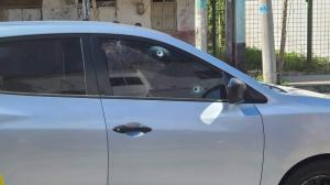 El auto de la víctima recibió varios impactos de bala.