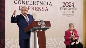 El presidente de México, Manuel López Obrador (i), y la secretaria de Exteriores, Alicia Bárcena.