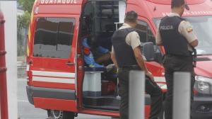 Paramédicos en ambulancias llegaron a la estación de combustible para asistir a los ciudadanos.