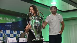 Carles Puyol y Diego Lugano en Quito con el trofeo de la UEFA, también conocido como la ‘orejona’.