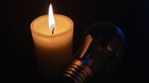 Ante la falta de energía eléctrica, hay quienes utilizan velas para iluminar sus espacios.