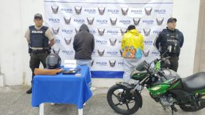 Los sospechosos y la motocicleta en la que circulaban fueron mostrados a la prensa por los agentes del distrito La Delincia, en Quito.