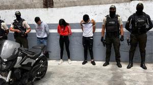 En total, tres personas fueron detenidas para investigaciones tras el robo a una ciudadana, en el norte de Quito.