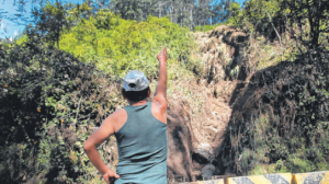 José Pillajo muestra cómo quedó una parte de la zona afectada en Santa Teresita.