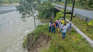 El desbordamiento del río San Pablo pone en riesgo seis viviendas, autoridades verificaron en territorio la afectación.