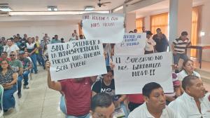 Los transportistas llegaron a la reunión con carteles para exigir una tarifa digna.