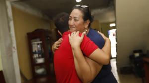 Abrazo madre e hijo día de las madres