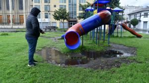 Junto a los juegos infantiles se forman charcos que permanecen luego de las lluvias.