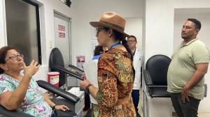 Una paciente expresa su queja a la asambleísta Mónica Salazar, quien visitó centros de salud.