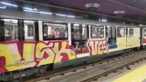 Tren del metro de Quito fue grafiteado