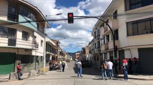 Personal de Criminalística realizó el levantamiento del cadáver del hombre que fue asesinado al estilo sicariato en el centro de Cuenca.