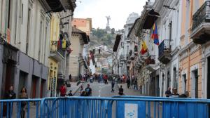 Dos cuadras a la redonda se han cerrado con vallas en el Centro Histórico de Quito, para restringir el acceso hacia el Palacio de Carondelet.