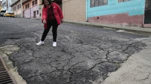 Fabiola Terán, moradora de esta calle, muestra la afectación que hay a lo largo de la vía.