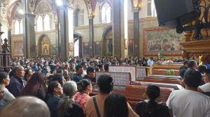 Diez cuerpos fueron llevados hasta la basílica en Baños en una misa campal.