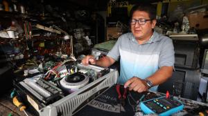 Técnico en reparación de equipos electrónicos.