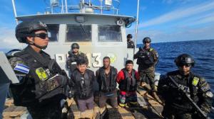Personal de la Marina de El Salvador logró la aprehensión de tres personas en sus aguas. Los sospechosos son dos ecuatorianos y un colombiano.