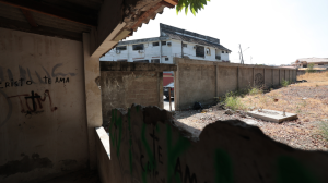 El en terreno baldío constantemente entran personas, lo que genera temor entre los vecinos.