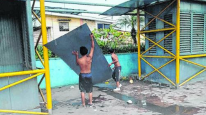 Consumidores desvalijan las estructuras del Malecón del Salado.