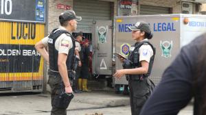 Policías acudieron a los exteriores del negocio para recoger indicios.