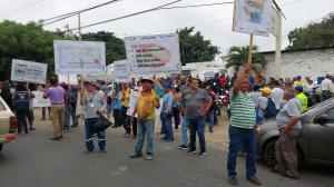 Trabajadores protestan por sueldos impagos en Manta.