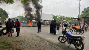 En Los Ríos, decenas de comuneros amanecieron quemando llantas y palos para expresar sus malestares.