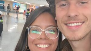 Shawn Mendes se tomó fotos con varias fans en el aeropuerto.