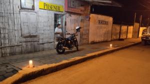 Habitantes de San Isidro encienden velas en sus viviendas y calles, pidiendo por paz y seguridad tras las recientes matanzas.