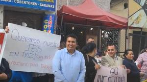 Jubilados y pensionistas protestan frente al Hospital del IESS de Riobamba, exigiendo mejoras en la atención y en los suministros médicos