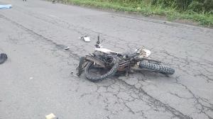 La moto de la víctima quedó en la calzada.