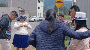 Familiares de víctima de accidente en Cuenca