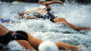 Referencial: las triatletas de París 2024 cumplen con 1.500 m de natación.