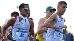 Daniel Pintado (izq.), en los 20 km marcha de París 2024.