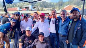 Los miembros del team Gilbert con los premios ganados en el circuito.