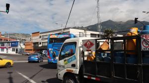 En esta imagen se puede ver el bus azul y otros autos que, pese a la luz roja, cruzaron.