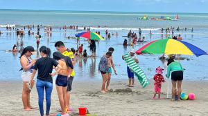 Las playas de Esmeraldas acogieron gran número de turistas durante el feriado.