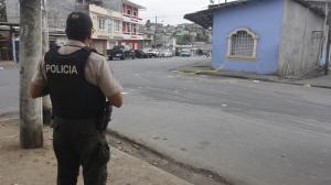 Este lunes, agentes policiales acudieron a la zona, en donde aún había restos de vidrios desprendidos del carro.