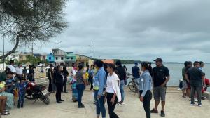 Familiares de las víctimas acudieron a Puerto Bolívar, en Machala, para esperar noticias relacionadas con los desaparecidos.