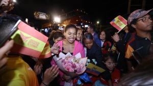 Angie Palacios y Neisi Dajones, homenajeadas al arribar a Quito hoy.