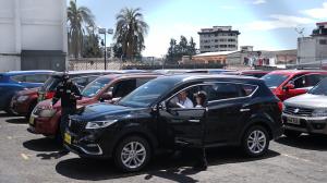 Los carros continúan parqueads en la capital.