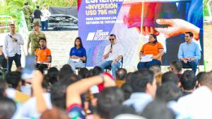 Daniel Noboa estuve presente en la entrega de becas en Esmeraldas.