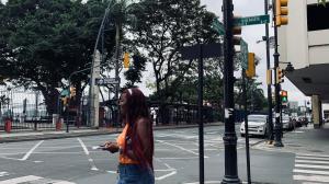 La ciudadana Ashly Cortés presenció el cambio del letrero antiguo por uno que dice ‘República de Guayaquil’Letreros con el nuevo nombre de la calle aún no han sido cambiados.