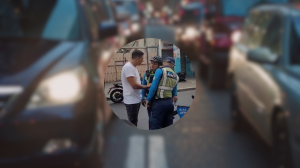 La pelea quedó registrada en video. Fue entre conductor y agente de ATM.