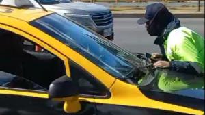 Taxista atropella a agente de tránsito en Quito