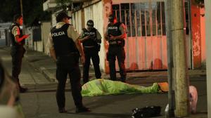 El cuerpo de la víctima quedó en media calle de Urdesa.