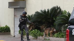 Equipos especializados de la Policía asistieron al centro comercial tras la alerta.