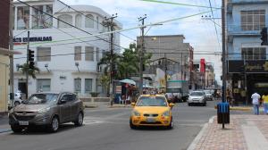 El taxista fue hallado en la vía hacia el centro de esparcimiento Aqua Park, en Esmeraldas.