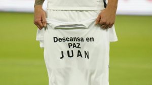 Gian Allala y la camiseta en honor a Juan Izquierdo.