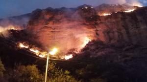 El fuego no ha podido ser controlado por los bomberos.